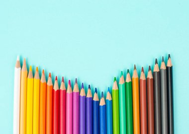 Renkli kalem koleksiyonu, okula dönüş, malzeme çizimi, kopya alanı olan mavi arkaplan