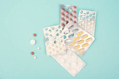 İlaç hapı, takviye ve aşırı doz bağımlılığı, ilaç reçetesi, eczane hapları, sağlık ve tedavi, vitamin almak