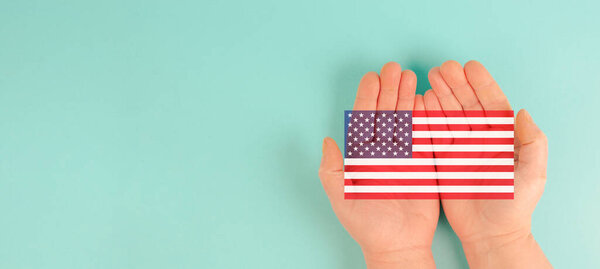 Выборы в США, руки с американским флагом, граждане Америки голосуют за президента