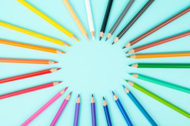 Renkli kalem koleksiyonu, okula dönüş, malzeme çizimi, kopya alanı olan mavi arkaplan