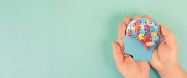 ADHD farkındalık ayı Ekim, dikkat eksikliği hiperaktivite bozukluğu, akıl sağlığı, renkli yapboz parçaları veya yapboz parçaları olan bir çocuğun kafası 