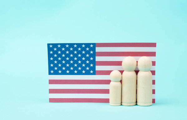 Семья с американским флагом, выборы в США, голосование граждан Америки президент, День ветеранов, независимость и День труда 