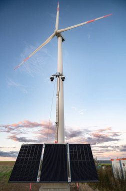 Güneş paneli olan yel değirmeni, yenilenebilir enerji dönüşümü, elektrik üreticisi, çevre sohbeti