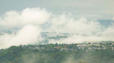 Almanya 'nın Trier şehrinde kara fırtına bulutları, üzüm bağları, tarım arazisi ve ormanlık arazi, yazın yağışlı hava