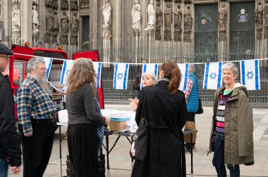 İsrail 'in Köln, Almanya' daki protestosu 07.10.2024, Yahudiler ve Müslümanlar arasındaki savaş, Gazze 'deki terör saldırısının kurbanlarını ve rehinelerini hatırladı.