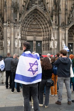 İsrail 'in Köln, Almanya' daki protestosu 07.10.2024, Yahudiler ve Müslümanlar arasındaki savaş, Gazze 'deki terör saldırısının kurbanlarını ve rehinelerini hatırladı.