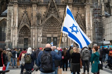 İsrail 'in Köln, Almanya' daki protestosu 07.10.2024, Yahudiler ve Müslümanlar arasındaki savaş, Gazze 'deki terör saldırısının kurbanlarını ve rehinelerini hatırladı.