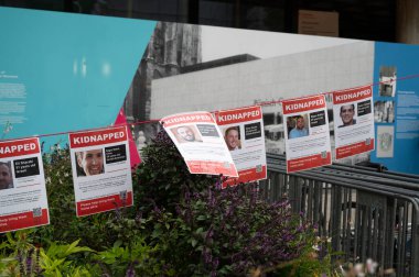 İsrail 'in Köln, Almanya' daki protestosu 07.10.2024, Yahudiler ve Müslümanlar arasındaki savaş, Gazze 'deki terör saldırısının kurbanlarını ve rehinelerini hatırladı.