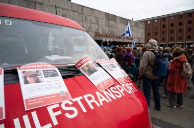 İsrail 'in Köln, Almanya' daki protestosu 07.10.2024, Yahudiler ve Müslümanlar arasındaki savaş, Gazze 'deki terör saldırısının kurbanlarını ve rehinelerini hatırladı.