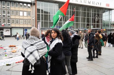 İsrail 'in Köln, Almanya' daki protestosu 07.10.2024, Yahudiler ve Müslümanlar arasındaki savaş, Gazze 'deki terör saldırısının kurbanlarını ve rehinelerini hatırladı.
