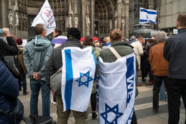 İsrail 'in Köln, Almanya' daki protestosu 07.10.2024, Yahudiler ve Müslümanlar arasındaki savaş, Gazze 'deki terör saldırısının kurbanlarını ve rehinelerini hatırladı.