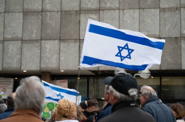 İsrail 'in Köln, Almanya' daki protestosu 07.10.2024, Yahudiler ve Müslümanlar arasındaki savaş, Gaz 'daki terör saldırısının kurbanlarını ve rehinelerini hatırladı.