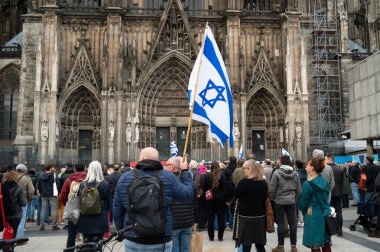 İsrail 'in Köln, Almanya' daki protestosu 07.10.2024, Yahudiler ve Müslümanlar arasındaki savaş, Gaz 'daki terör saldırısının kurbanlarını ve rehinelerini hatırladı.