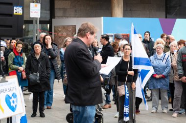 İsrail 'in Köln, Almanya' daki protestosu 07.10.2024, Yahudiler ve Müslümanlar arasındaki savaş, Gaz 'daki terör saldırısının kurbanlarını ve rehinelerini hatırladı.