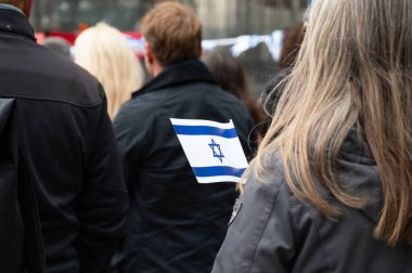 İsrail 'in Köln, Almanya' daki protestosu 07.10.2024, Yahudiler ve Müslümanlar arasındaki savaş, Gaz 'daki terör saldırısının kurbanlarını ve rehinelerini hatırladı.