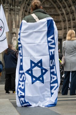 İsrail 'in Köln, Almanya' daki protestosu 07.10.2024, Yahudiler ve Müslümanlar arasındaki savaş, Gaz 'daki terör saldırısının kurbanlarını ve rehinelerini hatırladı.