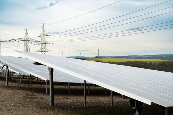 Güneş paneli sistemi için inşaat alanı, yenilenebilir sürdürülebilir enerjiye dönüşüm, çevresel sohbet