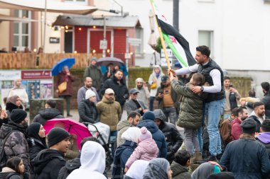 Suriyeliler, Esad rejiminin devrilmesi, Orta Doğu 'daki savaş, isyancılar ve İslamcılar, Almanya' nın Trier kentindeki Porta Nigra, 08.12.2024 'te kutluyorlar.