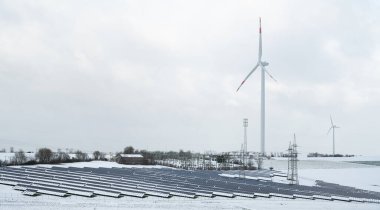Karda güneş paneli olan yel değirmeni, karanlık fırtınalar ya da kışın esen rüzgâr durgunluğu, yenilenebilir enerji yok, çevresel sohbet yok