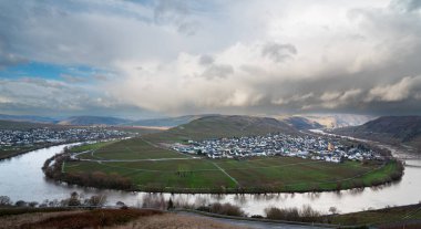 Sarmaşıkta büyüyen şarap, Almanya 'da Trittenheim Moselle' deki üzüm bağı, Rhineland Palatine 'deki manzara ve tarım 