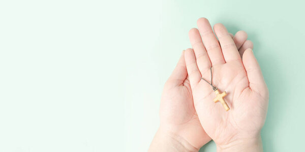 Проведение религиозного креста, христианская вера, распятие Иисуса Христа на Пасху, Страстная пятница, пальмовое воскресенье, религия и prothecy 