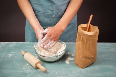 Hamur yoğurarak zanaatkar ekmeği ya da pizzayı elleriyle yoğurur, yemek ve hamur işi için malzeme hazırlar. 