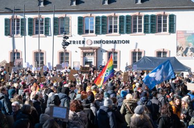 İnsan hakları, ayrımcılık ve ırkçılık, çeşitlilik, seçmen kalabalığı, sol parti, siyasi miting için 01.02.2025, Trier, Almanya 'da sağ kanat AFD, Friedrich Merz ve CDU' ya karşı protesto