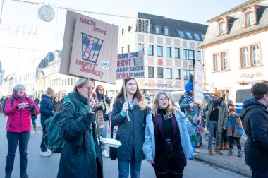 İnsan hakları, ayrımcılık ve ırkçılık, çeşitlilik, seçmen kalabalığı, sol parti, siyasi miting için 01.02.2025, Trier, Almanya 'da sağ kanat AFD, Friedrich Merz ve CDU' ya karşı protesto