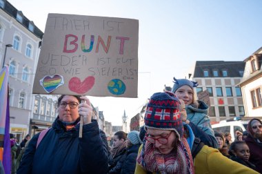 İnsan hakları, ayrımcılık ve ırkçılık, çeşitlilik, seçmen kalabalığı, sol parti, siyasi miting için 01.02.2025, Trier, Almanya 'da sağ kanat AFD, Friedrich Merz ve CDU' ya karşı protesto