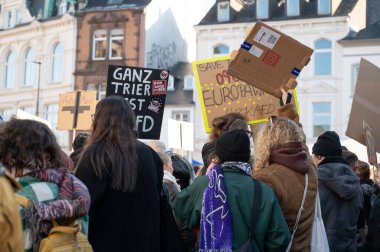 İnsan hakları, ayrımcılık ve ırkçılık, çeşitlilik, seçmen kalabalığı, sol parti, siyasi miting için 01.02.2025, Trier, Almanya 'da sağ kanat AFD, Friedrich Merz ve CDU' ya karşı protesto