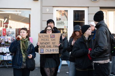 İnsan hakları, ayrımcılık ve ırkçılık, çeşitlilik, seçmen kalabalığı, sol parti, siyasi miting için 01.02.2025, Trier, Almanya 'da sağ kanat AFD, Friedrich Merz ve CDU' ya karşı protesto