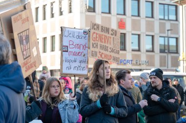 İnsan hakları, ayrımcılık ve ırkçılık, çeşitlilik, seçmen kalabalığı, sol parti, siyasi miting için 01.02.2025, Trier, Almanya 'da sağ kanat AFD, Friedrich Merz ve CDU' ya karşı protesto
