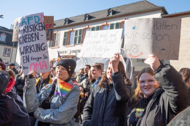 İnsan hakları, ayrımcılık ve ırkçılık, çeşitlilik, seçmen kalabalığı, sol parti, siyasi miting için 01.02.2025, Trier, Almanya 'da sağ kanat AFD, Friedrich Merz ve CDU' ya karşı protesto