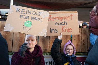 İnsan hakları, ayrımcılık ve ırkçılık, çeşitlilik, seçmen kalabalığı, sol parti, siyasi miting için 01.02.2025, Trier, Almanya 'da sağ kanat AFD, Friedrich Merz ve CDU' ya karşı protesto