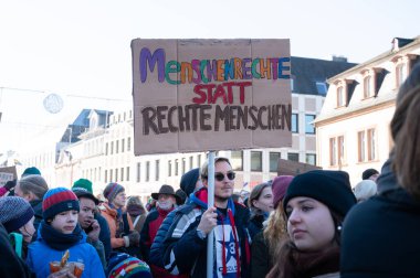 İnsan hakları, ayrımcılık ve ırkçılık, çeşitlilik, seçmen kalabalığı, sol parti, siyasi miting için 01.02.2025, Trier, Almanya 'da sağ kanat AFD, Friedrich Merz ve CDU' ya karşı protesto