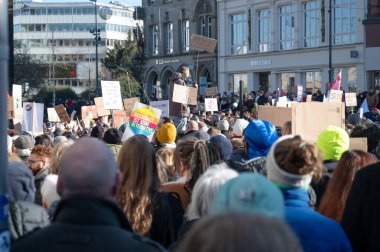 İnsan hakları, ayrımcılık ve ırkçılık, çeşitlilik, seçmen kalabalığı, sol parti, siyasi miting için 01.02.2025, Trier, Almanya 'da sağ kanat AFD, Friedrich Merz ve CDU' ya karşı protesto