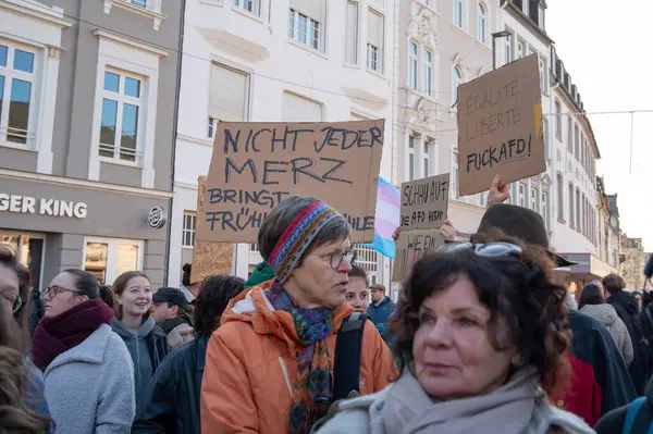 İnsan hakları, ayrımcılık ve ırkçılık, çeşitlilik, seçmen kalabalığı, sol parti, siyasi miting için 01.02.2025, Trier, Almanya 'da sağ kanat AFD, Friedrich Merz ve CDU' ya karşı protesto