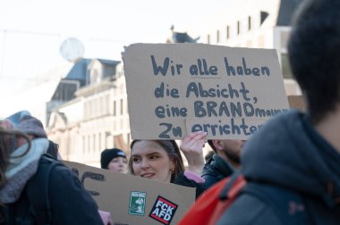 İnsan hakları, ayrımcılık ve ırkçılık, çeşitlilik, seçmen kalabalığı, sol parti, siyasi miting için 01.02.2025, Trier, Almanya 'da sağ kanat AFD, Friedrich Merz ve CDU' ya karşı protesto