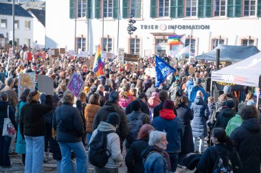 İnsan hakları, ayrımcılık ve ırkçılık, çeşitlilik, seçmen kalabalığı, sol parti, siyasi miting için 01.02.2025, Trier, Almanya 'da sağ kanat AFD, Friedrich Merz ve CDU' ya karşı protesto