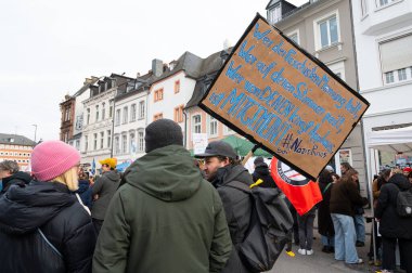 Trier, Almanya 'da sağ görüşlü AFD' ye karşı protesto, insan hakları, ayrımcılık ve ırkçılık için gösteri, çeşitlilik, seçmen kitlesi sol parti, siyasi miting