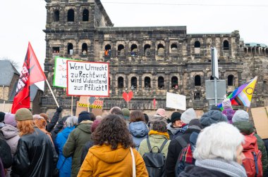 Trier, Almanya 'da sağ görüşlü AFD' ye karşı protesto, insan hakları, ayrımcılık ve ırkçılık için gösteri, çeşitlilik, seçmen kitlesi sol parti, siyasi miting