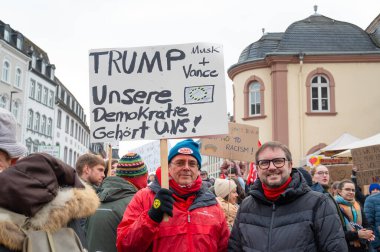 Trier, Almanya 'da sağ görüşlü AFD' ye karşı protesto, insan hakları, ayrımcılık ve ırkçılık için gösteri, çeşitlilik, seçmen kitlesi sol parti, siyasi miting