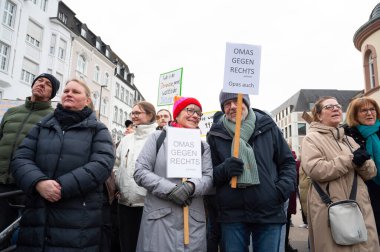 Trier, Almanya 'da sağ görüşlü AFD' ye karşı protesto, insan hakları, ayrımcılık ve ırkçılık için gösteri, çeşitlilik, seçmen kitlesi sol parti, siyasi miting