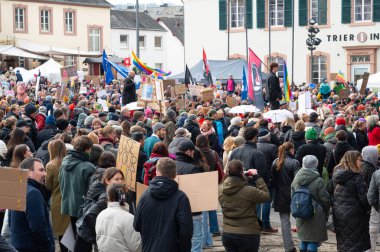 Trier, Almanya 'da sağ görüşlü AFD' ye karşı protesto, insan hakları, ayrımcılık ve ırkçılık için gösteri, çeşitlilik, seçmen kitlesi sol parti, siyasi miting