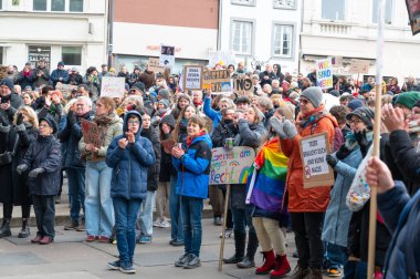 Trier, Almanya 'da sağ görüşlü AFD' ye karşı protesto, insan hakları, ayrımcılık ve ırkçılık için gösteri, çeşitlilik, seçmen kitlesi sol parti, siyasi miting