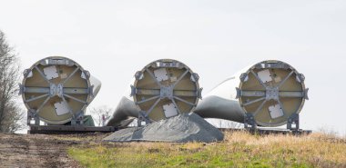 Rüzgar türbini parkı için inşaat alanı, rüzgar çiftliği ile yenilenebilir sürdürülebilir enerjiye dönüşüm, çevresel sohbet