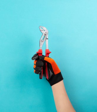 Elinde alet olan usta ya da tamirci, işçi günü, el işi ve çırak, bir çift kerpeten. 