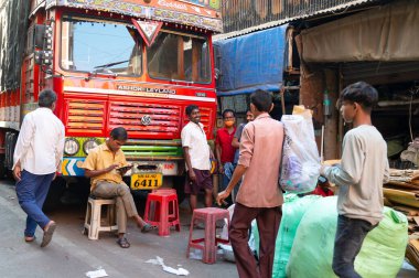Mumbai sokakları, Mescid Bunder, Hindistan, varoşlarda küçük işletmeler ve işçiler, bir grup insan ve bir kamyon, 06.03.2025