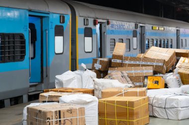 Mumbai, Hindistan tren istasyonu, tren peronunda paketler, toplu taşıma ve teslimat, 06.03.2025