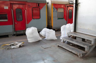 Mumbai, Hindistan tren istasyonu, içinde yatak çarşafları olan çantalar, yataklı tren platformu, toplu taşıma ve teslimat, 06.03.2025